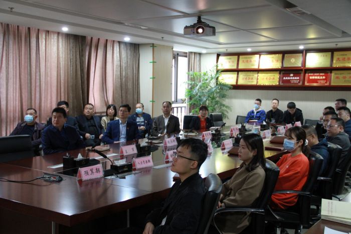 市城投集团组织干部职工收看纪念辛亥革命110周年大会 (2).jpg
