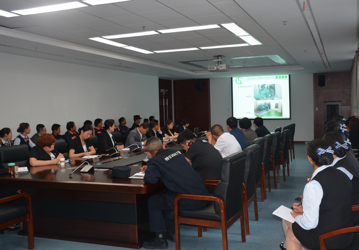 参会人员听取PPT汇报1.jpg